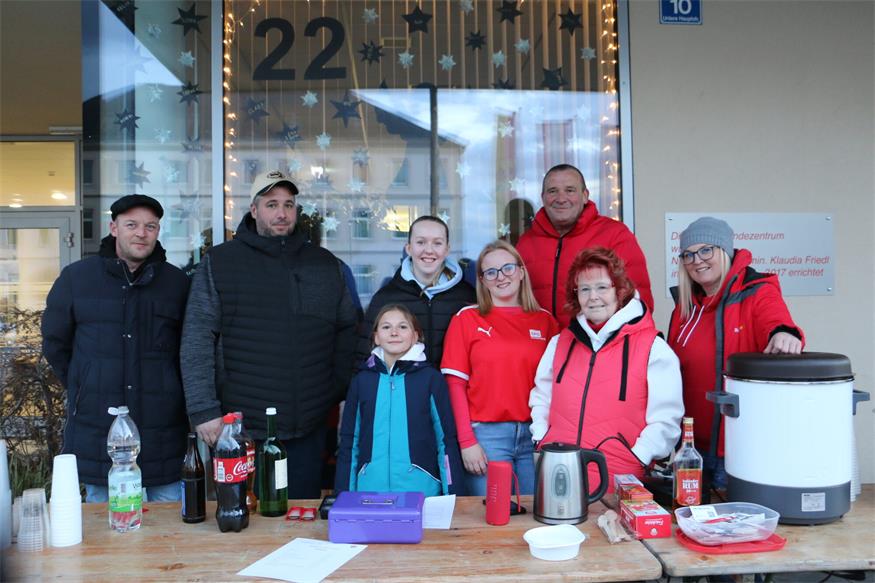 Matthias Naprawik, Sascha Wendl, Juliana Heger, Lisa Janitsch, Amelie Heger, Bürgermeister Manfred Schmidt, Helene Hornung und Lisi Heger beim Neujahrstratsch der SPÖ Steinberg-Dörfl.