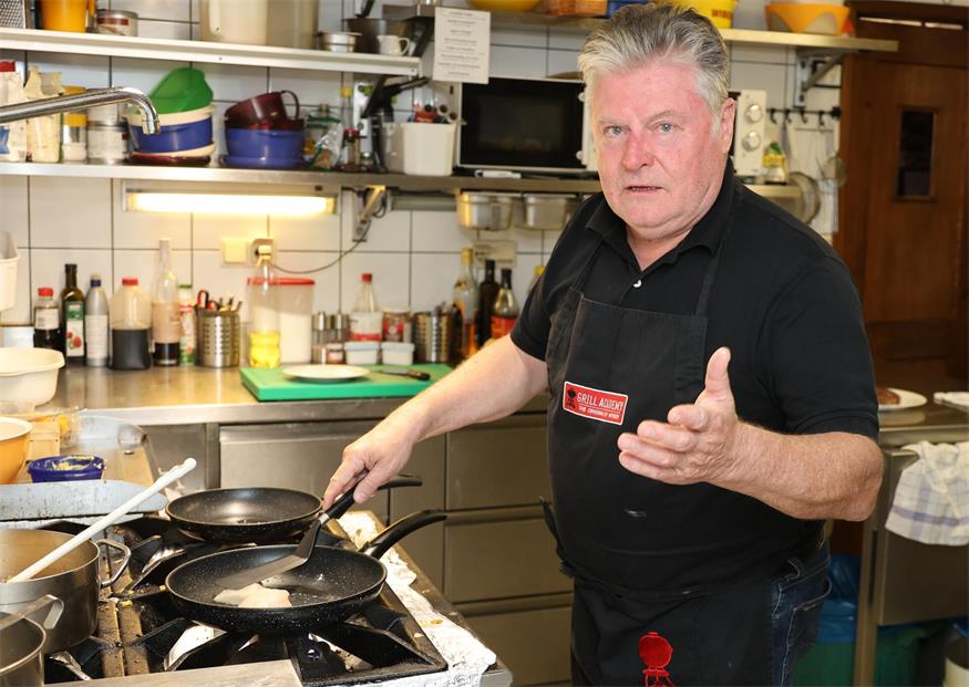 Matthias Siess am Herd der Küche seines Herztröpferls.