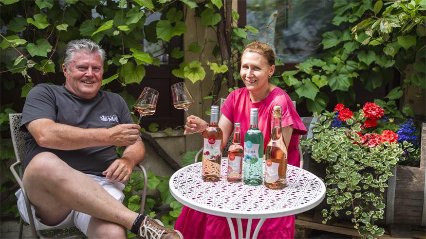 Matthias Siess und Schwiegertochter Barbara Siess mit den neuen Madinis.