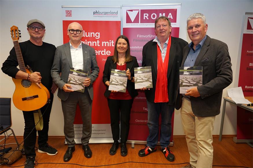 Max Prenner (PPH Burgenland), Herbert Gabriel (Vizerektor für Forschung und Hochschulentwicklung, PPH Burgenland), Rektorin Sabine Weisz (PPH Burgenland), Horst Horvath (Roma-VHS) sowie der Historiker Herbert Brettl (PPH Burgenland)