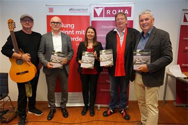 Max Prenner (PPH Burgenland), Herbert Gabriel (Vizerektor für Forschung und Hochschulentwicklung, PPH Burgenland), Rektorin Sabine Weisz (PPH Burgenland), Horst Horvath (Roma-VHS) sowie der Historiker Herbert Brettl (PPH Burgenland)