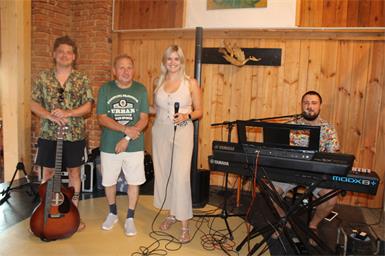 Max Schabl (Gesang und Gitarre), Hausherr Hans Renner, Sängerin Phiora und Tim Proy (Gesang und Keyboard) sorgten für einen tollen musikalischen Abend im Kulturstadl.
