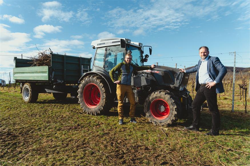 Max Schlaffer (links) verantwortet seit Dezember letzten Jahres die Weingärten, hier im Bild mit dem Geschäftsführer vom Weingut Stift Klosterneuburg, Peter Frei.