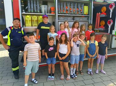 Maximilian Zach organisierte mit Hilfe seines Vaters, dass die Schulkinder im Rahmen seines Referats über die Feuerwehr auch gleich ein Feuerwehrauto besichtigen konnten.