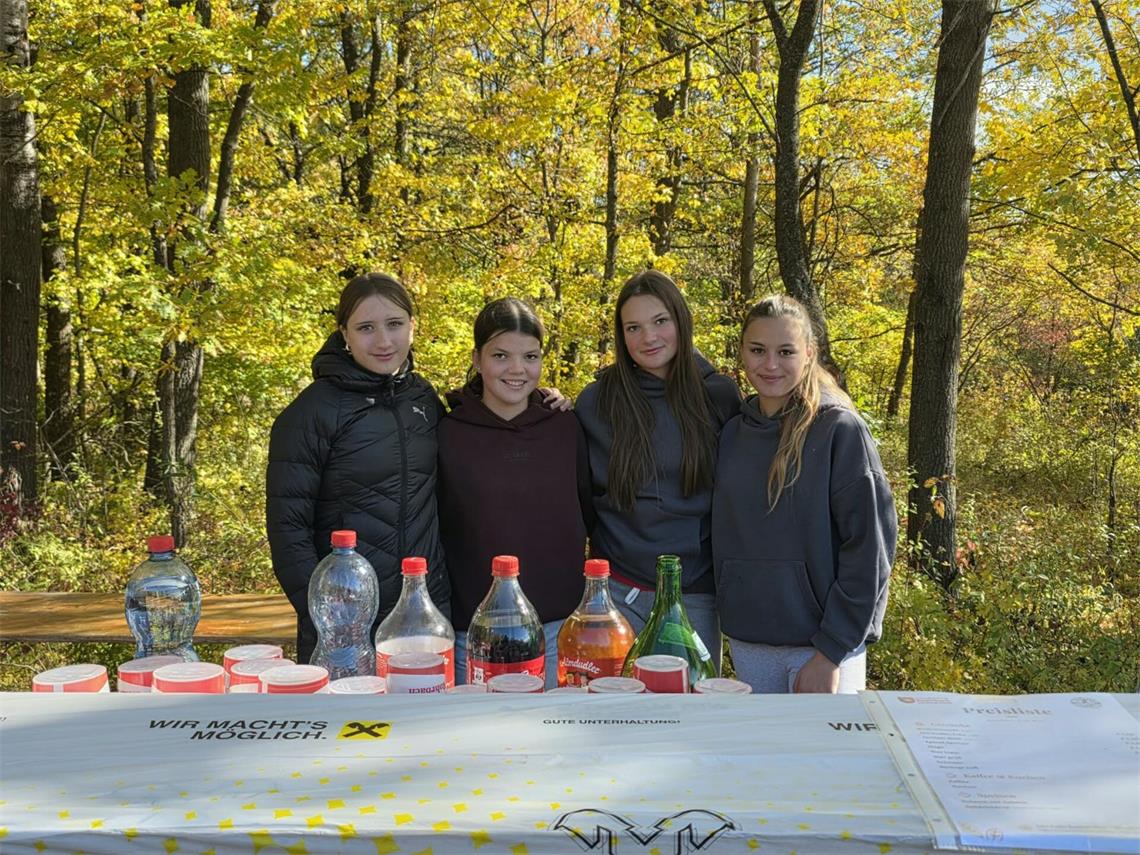 Maya, Alina, Sarah und Noemi kümmerten sich am Kogel um die Getränkeversorgung d...