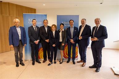 Medizinischer Geschäftsführer Stephan Kriwanek, Primarius Rudolf Sigmund, Primarius Norbert Tatrai, Prim.a Birgit Janisch, Ärztliche Direktorin Veronika Matzi, Primarius Günther C. Feigl, Landeshauptmann Hans Peter Doskozil und der kaufmännische Geschäftsführer Franz Öller.