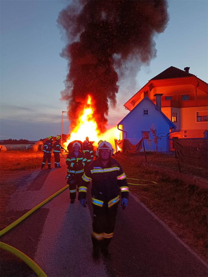 Mehrere Atemschutztrupps standen im Einsatz, um den Brand zu löschen und anschließend umfangreiche Nachlöscharbeiten durchzuführen.
