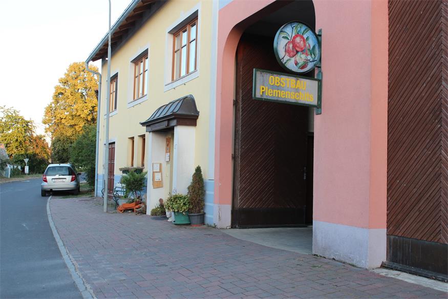 Mehrere Kundinnen und Kunden, die vor dem Hofladen von Obstbau Plemenschits parkten, erhielten Strafverfügungen. 