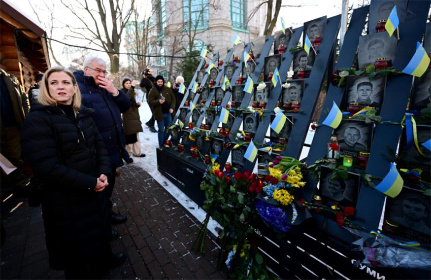 Meinl-Reisinger bei Gedenkstelle für Opfer des Maidan-Aufstandes