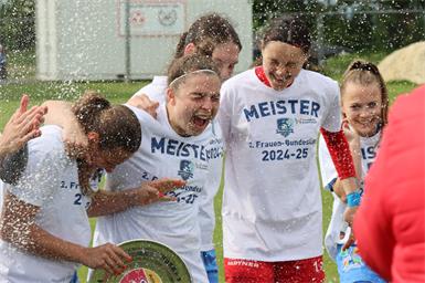 Meister-Schrei! Katja Dorn (M.) und Südburgenland sicherten sich den Titel und steigen in die Bundesliga auf.