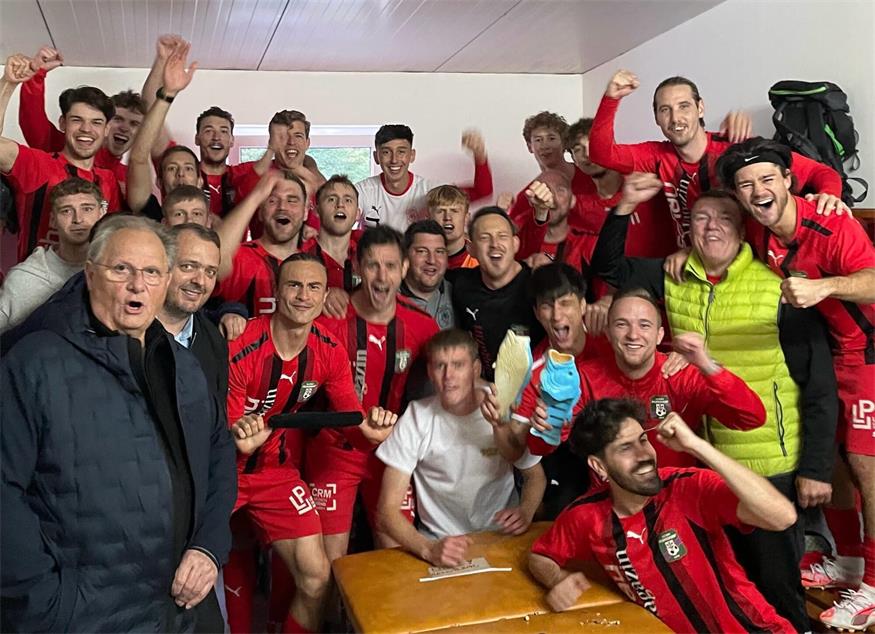 Meisterlicher Jubel! Der SC/ESV Parndorf fixierte mit dem 3:1 in Stuben den Meistertitel.