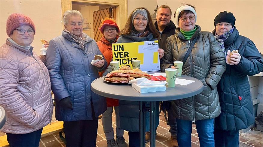 Melanie Eckhardt, Obfrau der Sparte Markthandel in der Wirtschaftskammer Burgenland, mit interessierten Teilnehmern am Ruster Markt.