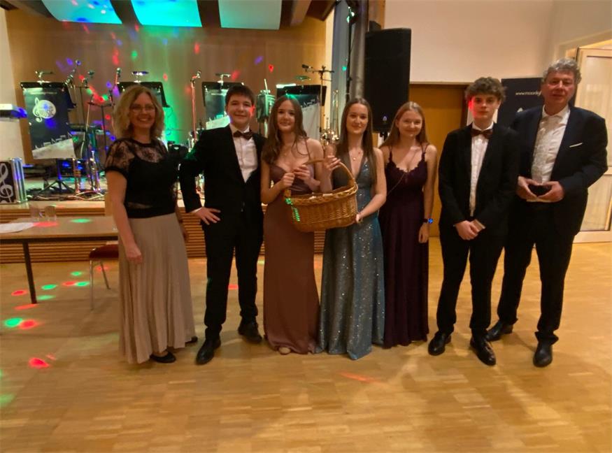Melanie Nemeth, Elias Iby, Amelie Pekovits, Franziska Stocker, Victoria Iby, Marc Jancik und Wolfgang Hofer bei der Tombolaverlosung.