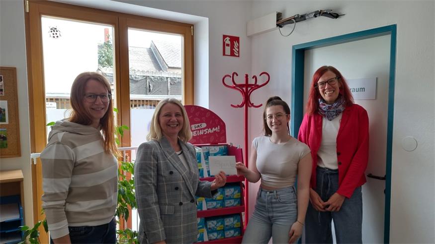 Melanie Pöll, Judith Reinecke und Kathrin Tremmel- Horvath von der Frauenberatungsstelle übernahmen die Spende und freuten sich sehr über die Geste der Schülerinnen rund um Organisatorin Yvonne Seidl. 