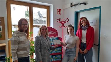 Melanie Pöll, Judith Reinecke und Kathrin Tremmel- Horvath von der Frauenberatungsstelle übernahmen die Spende und freuten sich sehr über die Geste der Schülerinnen rund um Organisatorin Yvonne Seidl. 