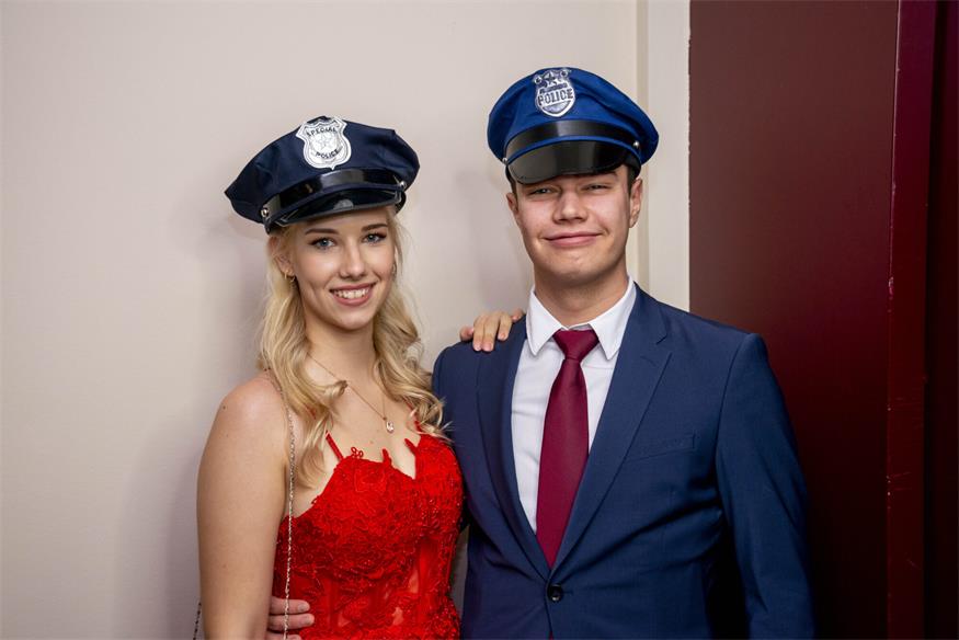 Melanie Zwingelberger und Luca Gabriel sind hier nicht als Polizisten im Einsatz, sie schnappten sich aber die passenden Requisiten von der Fotobox.