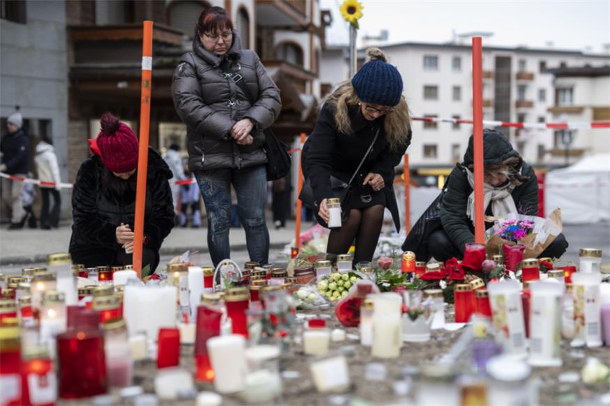 Menschen gedenken nahe des Unglücksorts der vielen Brandopfer