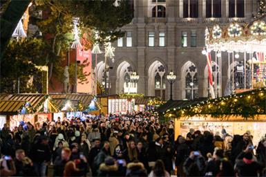 Menschenmassen auf dem Christkindlmarkt am Wiener Rathausplatz