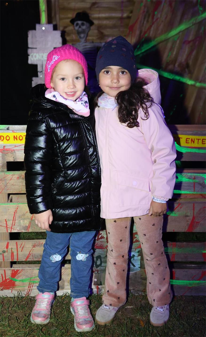 Mia und Leila im Labyrinth des Schreckens.