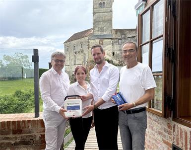 Michael Gerbavsits (Stiftungsadministrator), Sandra Pinter (Burgrestaurant Pelikan), Michael Leonhardt (die REAinstruktoren) und Gilbert Lang (Burgmanager) mit dem Defibrillator. 