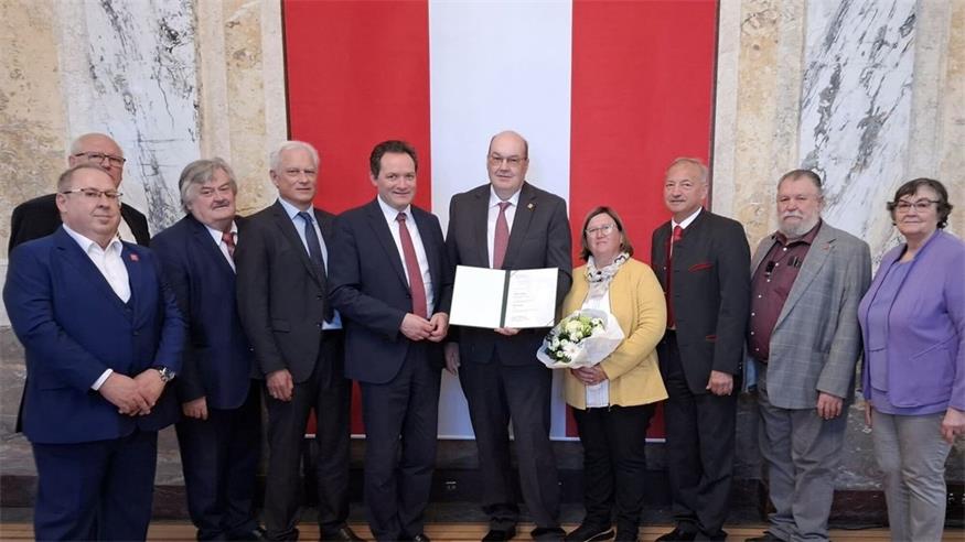 Michael Glauber (5.v.r.) bekam von Landwirtschaftsminister Norbert Totschnig (5.v.l.) die Urkunde überreicht.