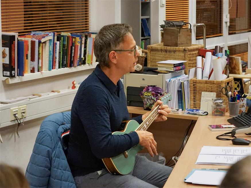 Michael Hess sorgte bei seiner Darbietung in der Stadtbücherei Mattersburg mit Wortwitz, Sprachgefühl und musikalischen Einlagen für einen abwechslungsreichen Abend.