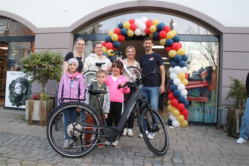 Michael Knopf mit Melanie Hofstädter (Assistenz der Geschäftsführung Radwelt Michi Knopf), den „Glücksengerln“ der Gewinnspiel-Ziehung Zoe, Selina und Kilian sowie mit den Gewinnern der beiden Hauptpreise Lena Nindl und Zsanett Tompa. 