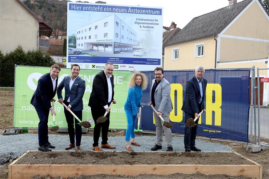 Michael Oberfeichtner, Geschäftsführer der bauausführenden Firma O.K. Energie Haus GmbH, Ärztekammer Burgenland-Präsident Christian Toth, Landeshauptmann Hans Peter Doskozil, Rita und Anton Weinhofe, sowie Bürgermeister Vinzenz Knor beim Spatenstich in Güssing.