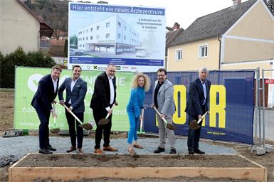 Michael Oberfeichtner, Geschäftsführer der bauausführenden Firma O.K. Energie Haus GmbH, Ärztekammer Burgenland-Präsident Christian Toth, Landeshauptmann Hans Peter Doskozil, Rita und Anton Weinhofe, sowie Bürgermeister Vinzenz Knor beim Spatenstich in Güssing.