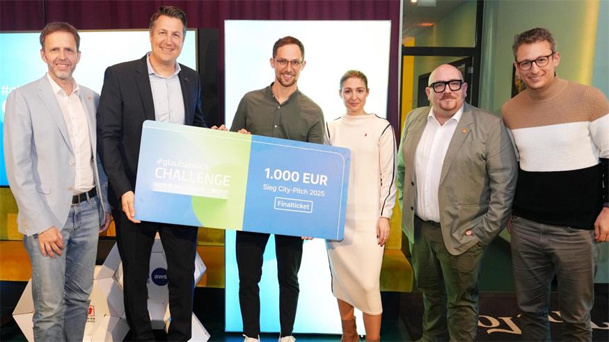 Michael Sedlak von der Wirtschaftsagentur Burgenland und seine Jury-Kollegen Carmencita Nader, Florian Piff und Jakob Detering mit, Rainer Schuster (2.v.l.) und Patrick Reinfeld, den Erfindern von "Pflegenavi".