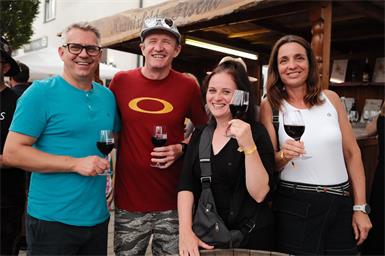 Michael Sommerauer, Wolfgang Graf, Sabrina Eppich und Martina Graf stießen auf ein gelungenes Weinfest an.