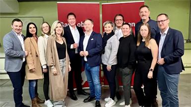 Michael Strass, Steffi Fürst, Laura Moser, Iris Schachinger-Koller, die LandtagsabgeordnetenThomas Hoffmann, Roland Fürst, Claudia Schlager und Gerhard Hutter sowie Anna-Sophie Prünner, Vanessa Wiener, Arbeiterkammerpräsident Gerhard Michalitsch, und Andreas Gradwohl im ehemaligen SVM-Café .