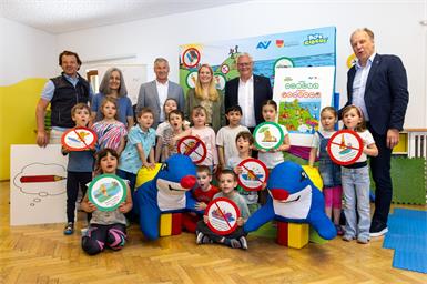 Michael Zacek (Blue Circus), Julia Prinke (Leitung Kindergarten Eisenstadt Kirchenäcker), Peter Engelbrechtsmüller (Vorsitzender der AUVA-Landesstelle Wien), Landesrätin Daniela Winkler, LtAbg. Thomas Steiner (Bürgermeister Eisenstadt), Bernd Toplak (Leiter Präventionsabteilung der AUVA-Landesstelle Wien) mit Kindern des Kindergartens Kirchenäcker in Eisenstadt