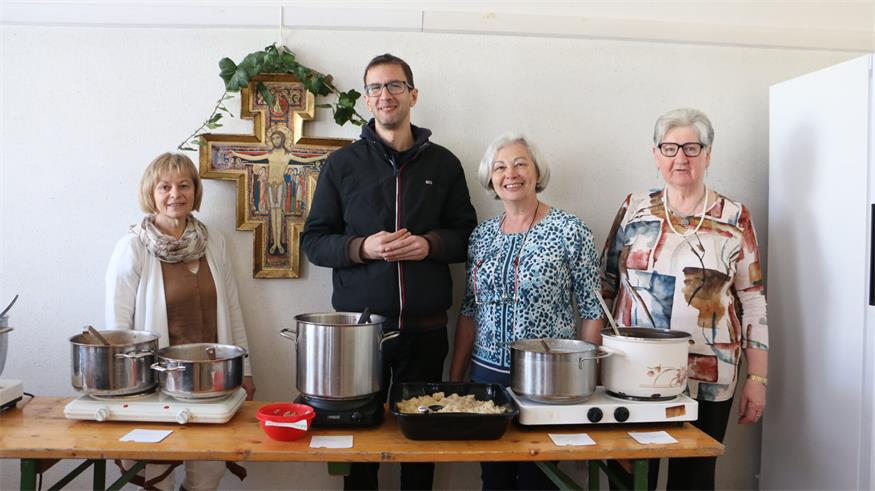 Michaela Heschl, Pfarrer Ivan Vukcevic, Gertrud Szupper und Laura Wolfgeher beim Fastensuppenessen.