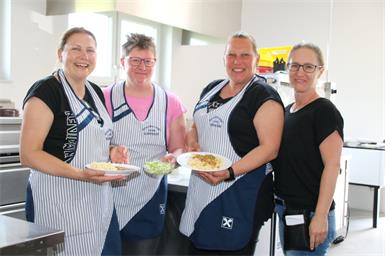 Michaela Schlögl, Christiana Reinhofer, Obfrau Nicole Kremsner und Sandra Stifter servierten Gulasch mit Spätzle und Käsespätzle.