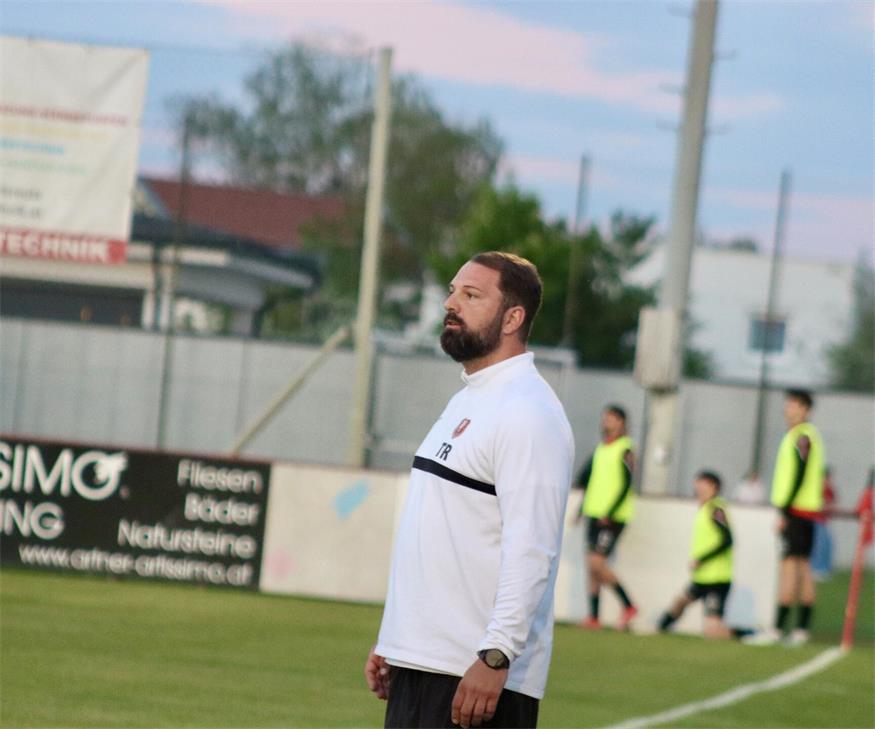 Verletzungssorgen, Youngsters und ein kurioser Kartenrekord Mike Hartl hatte keinen erfreulichen Staatsfeiertag - Deutschkreutz schied in Mühlgraben im Pokal aus.