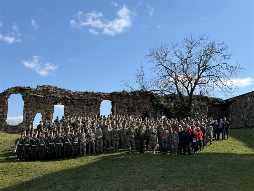 Militärdekan Alexander Wessely, Major Philip Krobath mit den Offizieren, Unteroffizieren und dem Kaderpersonal der Kaserne Güssing, NR Michael Gmeindl und Burgmanager Gilbert Lang mit den Soldat:innenbei der besinnlichen Militär-Kreuzwegandacht auf Burg Güssing.