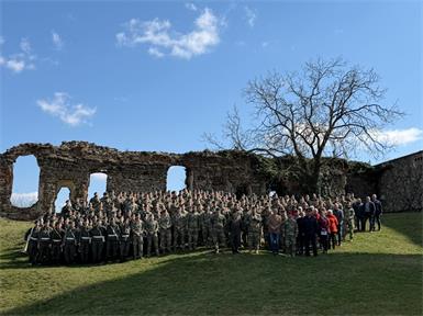 Militärdekan Alexander Wessely, Major Philip Krobath mit den Offizieren, Unteroffizieren und dem Kaderpersonal der Kaserne Güssing, NR Michael Gmeindl und Burgmanager Gilbert Lang mit den Soldat:innenbei der besinnlichen Militär-Kreuzwegandacht auf Burg Güssing.