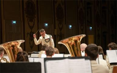 Militärkapellmeister Oberst Johann Kausz präsentierte das Orchester im historischen Ambiente des Schlosses ein vielfältiges Programm.