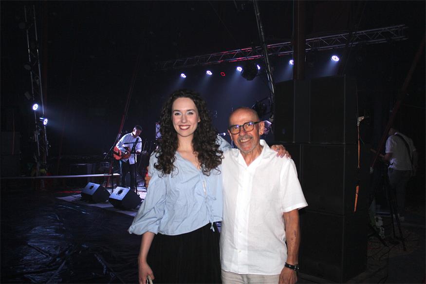 Mira Perusich und Radio-MORA-Obmann Joško Vlasich beim ersten „Musik der Vielfalt“-Abend in Nebersdorf. Die in Wien aufgewachsene Musikerin verbindet ihre burgenländischen Wurzeln mit ihrer eigenen musikalischen Prägung und steht damit für jene Vielfalt und die unterschiedlichen Talente, die an diesem Abend sichtbar und hörbar gemacht werden sollten.