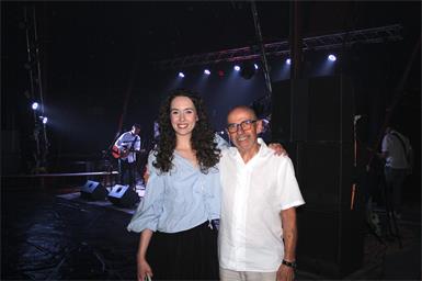 Mira Perusich und Radio-MORA-Obmann Joško Vlasich beim ersten „Musik der Vielfalt“-Abend in Nebersdorf. Die in Wien aufgewachsene Musikerin verbindet ihre burgenländischen Wurzeln mit ihrer eigenen musikalischen Prägung und steht damit für jene Vielfalt und die unterschiedlichen Talente, die an diesem Abend sichtbar und hörbar gemacht werden sollten.