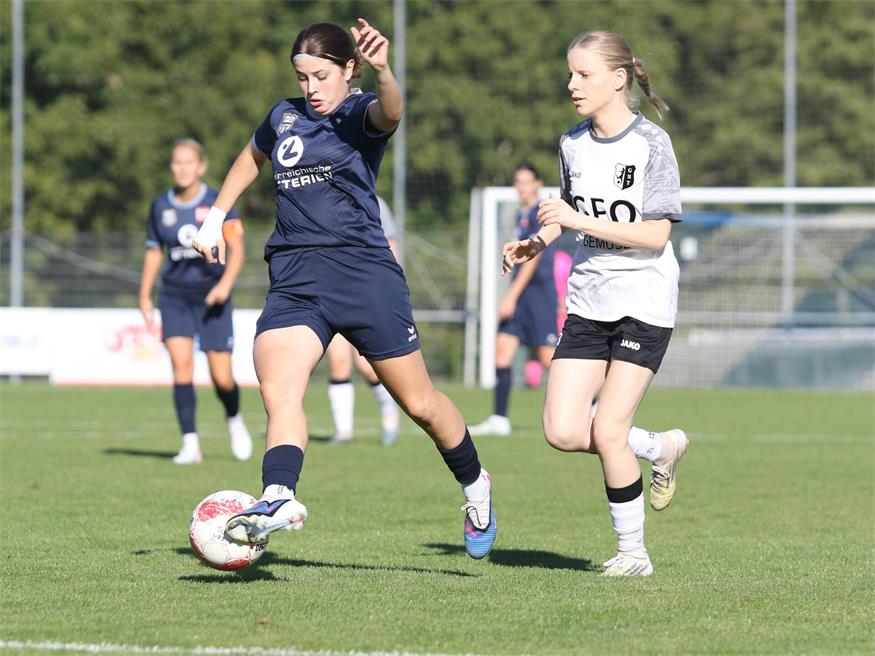 Miriam Pratter (l.) und die Bad Sauerbrunner Frauen führen derzeit die Tabelle der Landesliga an.Martin Ivansich