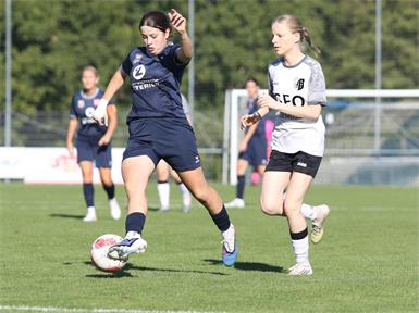 Miriam Pratter (l.) und die Bad Sauerbrunner Frauen führen derzeit die Tabelle der Landesliga an.Martin Ivansich