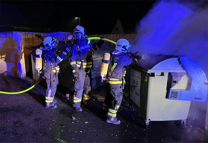 Mit Atemschutzgeräten ausgerüstet, bekämpften die Feuerwehrleute den Brand.