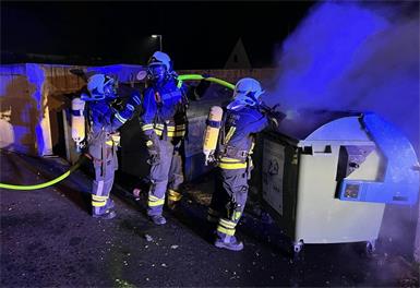 Mit Atemschutzgeräten ausgerüstet, bekämpften die Feuerwehrleute den Brand.