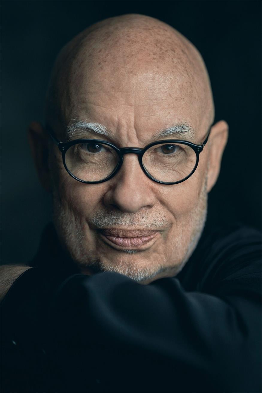 Mit Dennis Russell Davies steht einer der international bekanntesten Dirigenten am Pult des Symphonieorchesters Oberschützen. 
