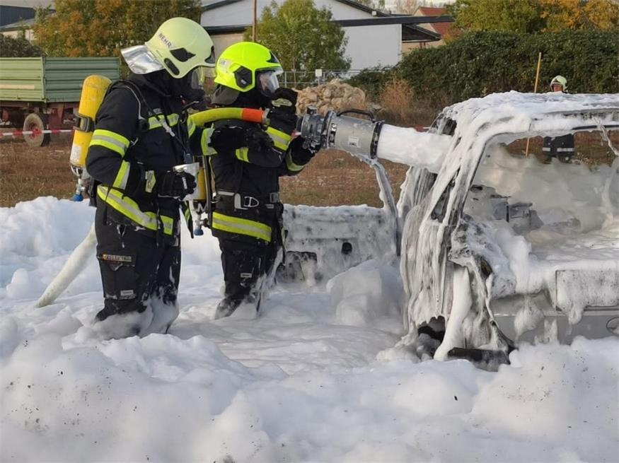 Mit Löschschaum wurde das Feuer erfolgreich bekämpft.