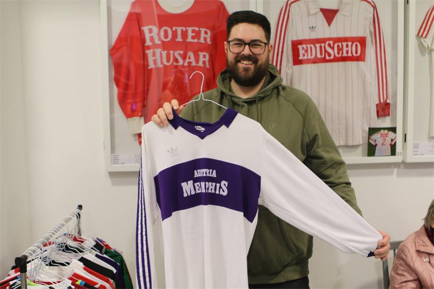 Mit Stolz präsentiert Michael Baldauf seine Sammlung: Der Hirmer besitzt bereits 180 matchworn Trikots – jedes Einzelne mit einer eigenen Geschichte. 
