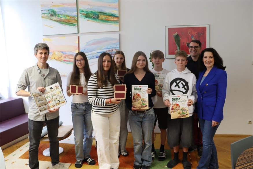 Mit antiken Wachstafeln schreiben, Asterix auf Latein lesen und tief in die europäische Kultur eintauchen: all das konnten Latein lernende Schüler:innen durch den Beitrag der Absolventen erleben.