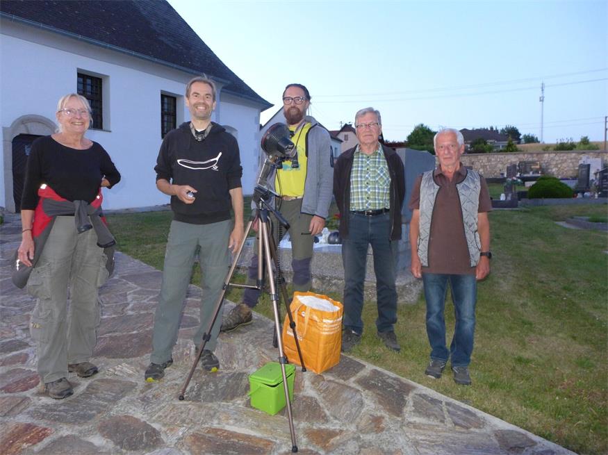 Mit dabei bei der Zählung: Silvia Strauch, der GRÜNE Klubobmann Wolfgang Spitzmüller, Alexander Gutstein von BatLife, Sepp Wenizettl und Hans Leitner. Um die Tiere möglichst wenig zu stören, kam eine Rotlichtlampe zum Einsatz.